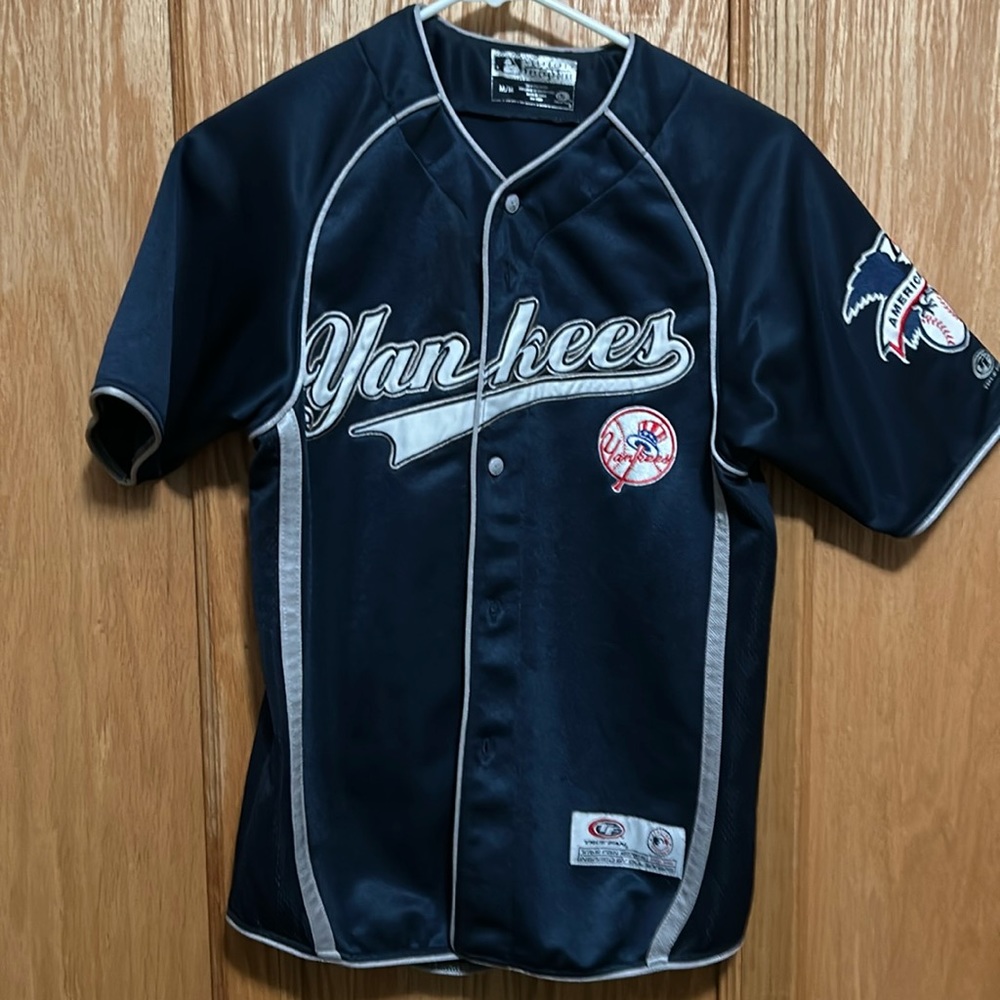 Boy’s Heavy weight Yankee Jersey. Size Medium (10/12). Good Condition.